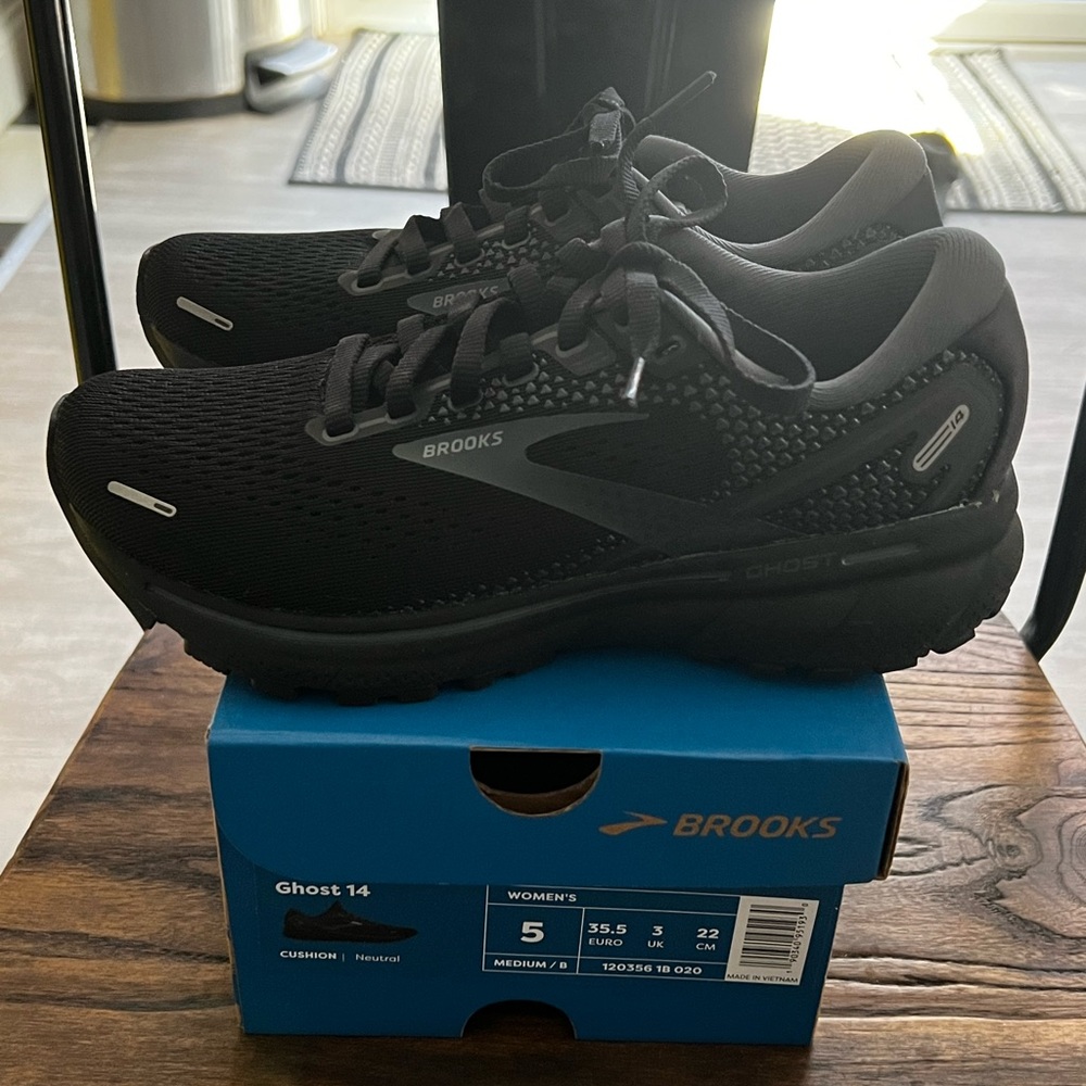 Womens size 5 brooks black ghost running sneakers
